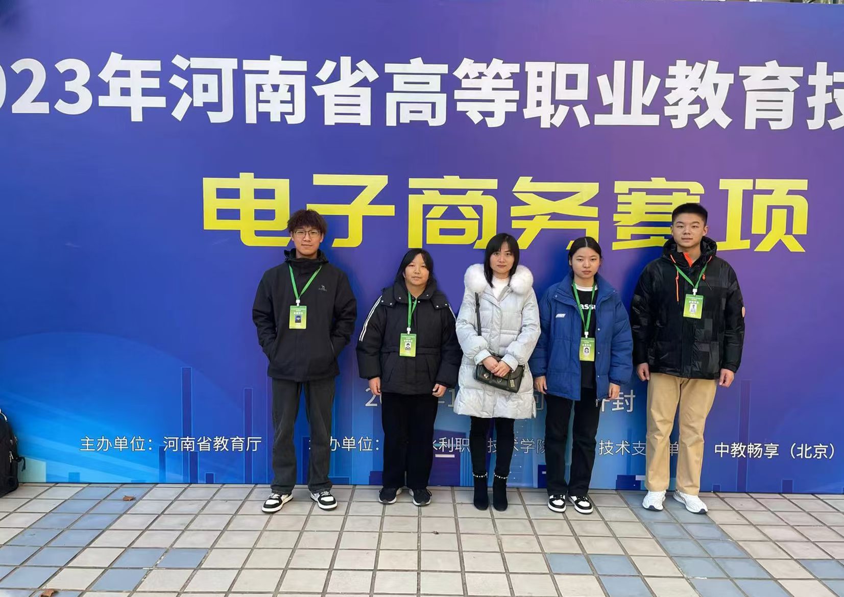ff5193c58d9f436f8b404d25d3d42803.jpg