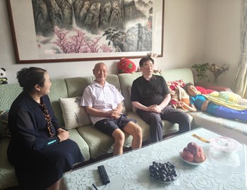 谈球吧开展“七一”走访慰问老党员活动